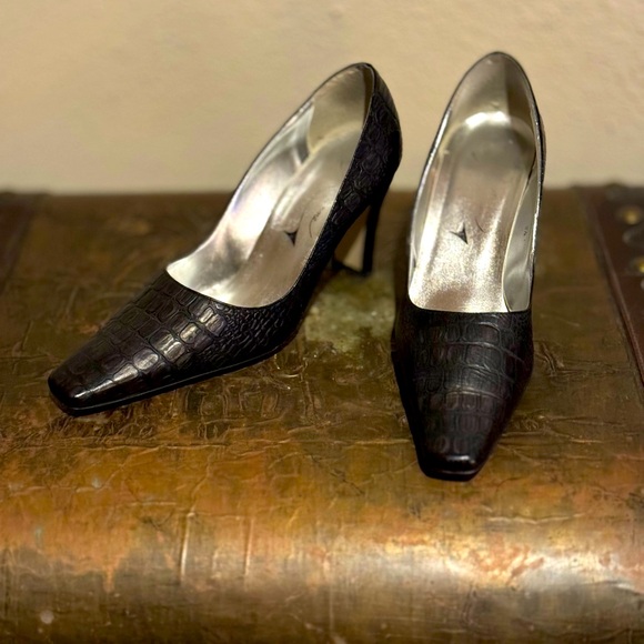 Black 3 inch dress shoe. - Picture 2 of 6